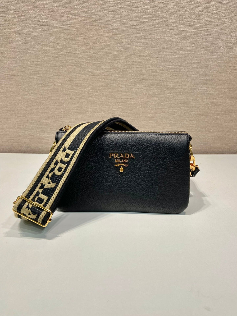 Prada Crossbody – Accessorio premium elegante