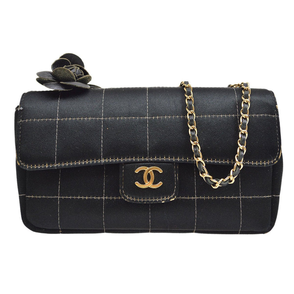 CHANEL 2003-2004 Camellia Choco Bar Chain Shoulder Bag Black Satin – Accessorio premium elegante