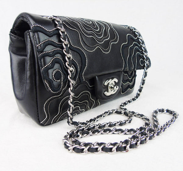 CHANEL 'Follies' black flap bag – Accessorio premium elegante
