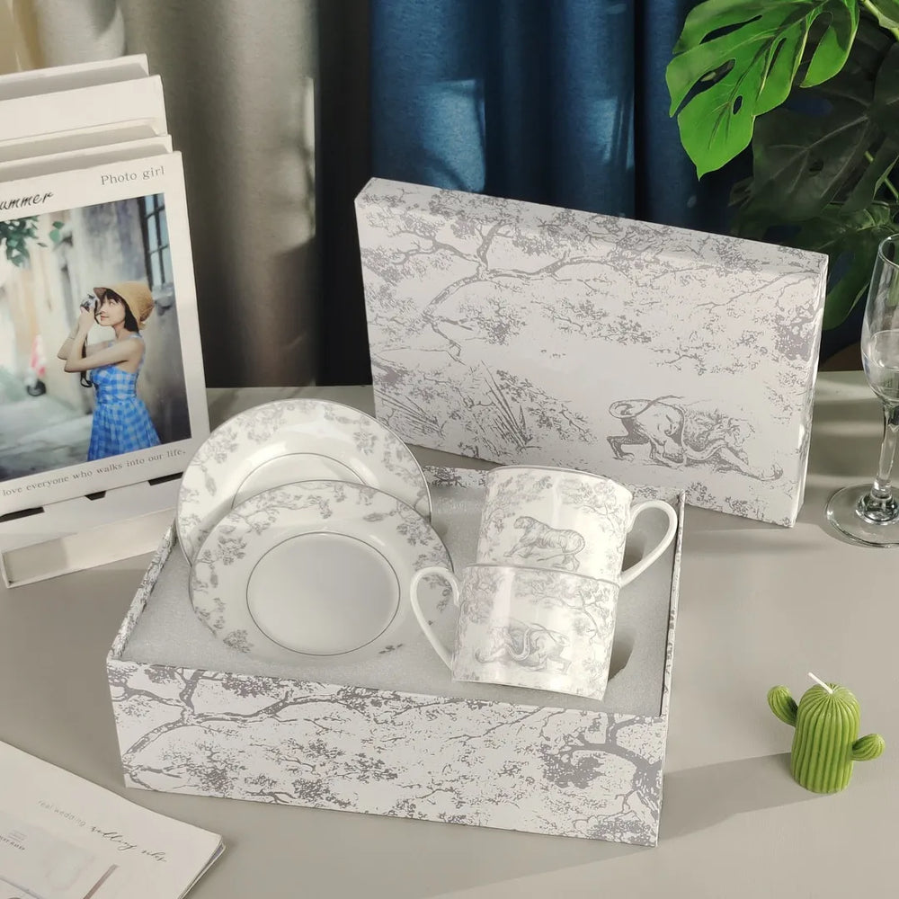 Set da tè e stoviglie Toile de Jouy di Christian Dior – Accessorio premium elegante