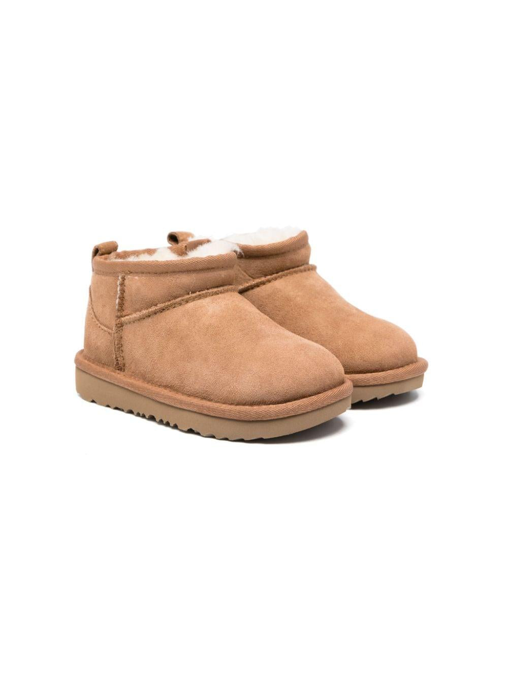 Stivali Classic Ultra Mini per bambina UGG Kids marroni con finitura idrorepellente – Accessorio premium elegante