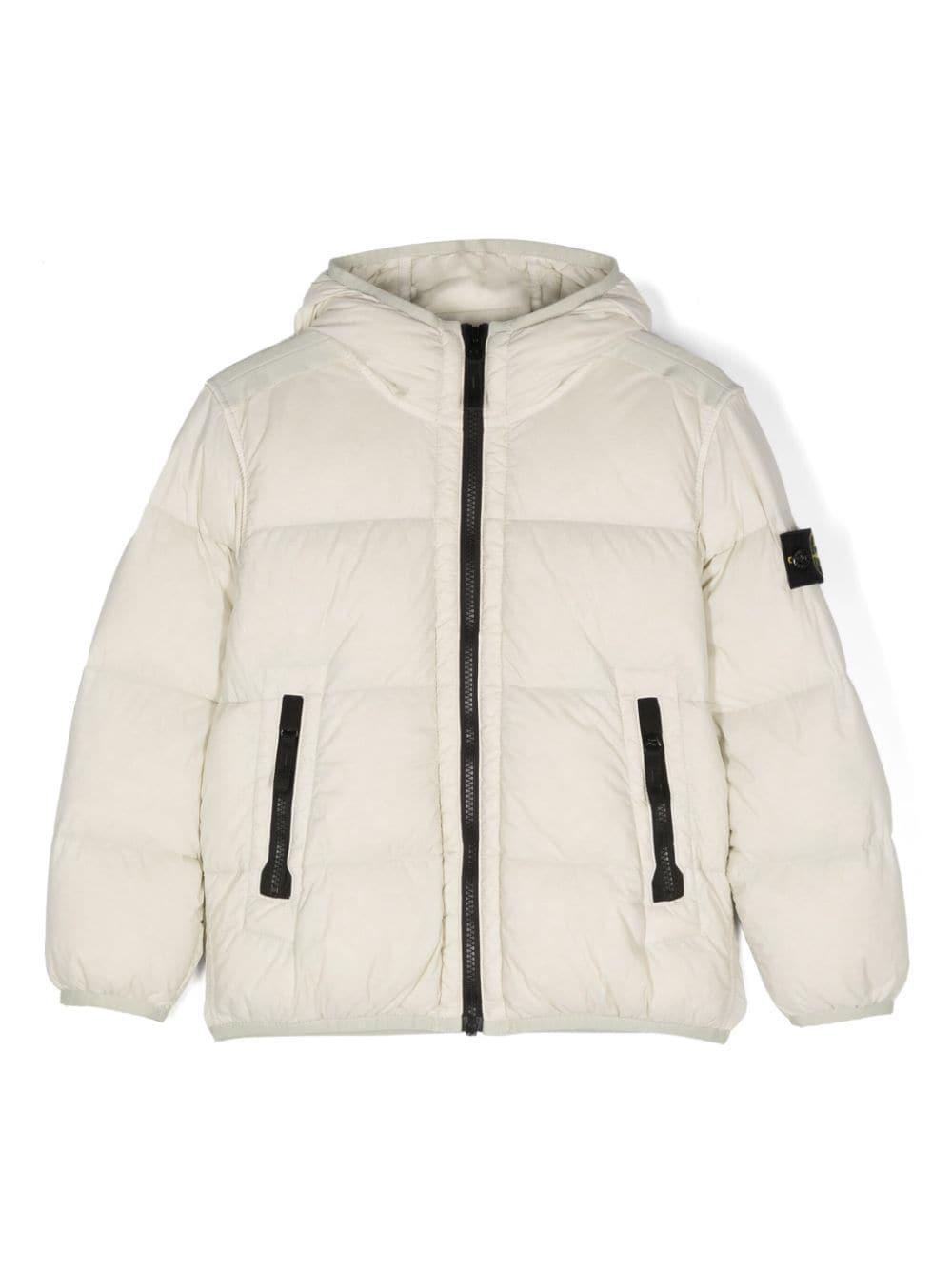 Giacca imbottita con distintivo della bussola per bambino Stone Island Junior beige con cappuccio classico – Accessorio premium elegante