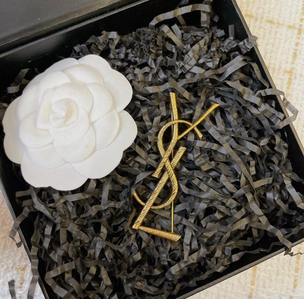 Broche Yves Saint Laurent – Accessorio premium elegante