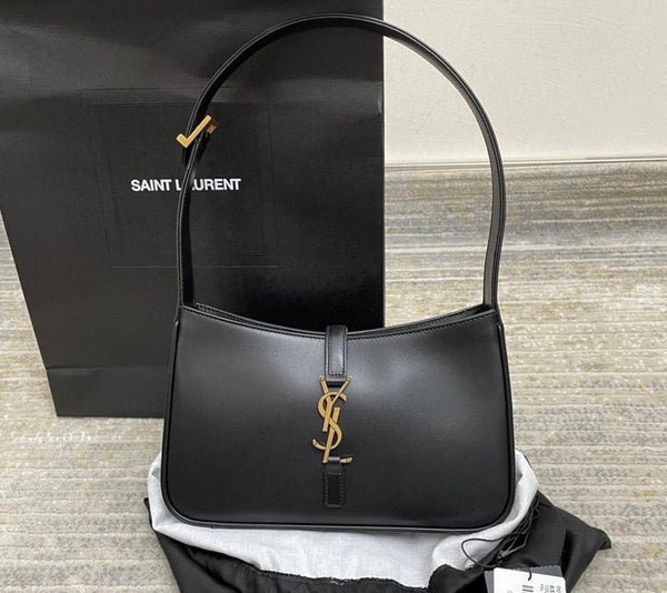 BORSA HOBO IN PELLE LISCIA β Accessorio premium elegante