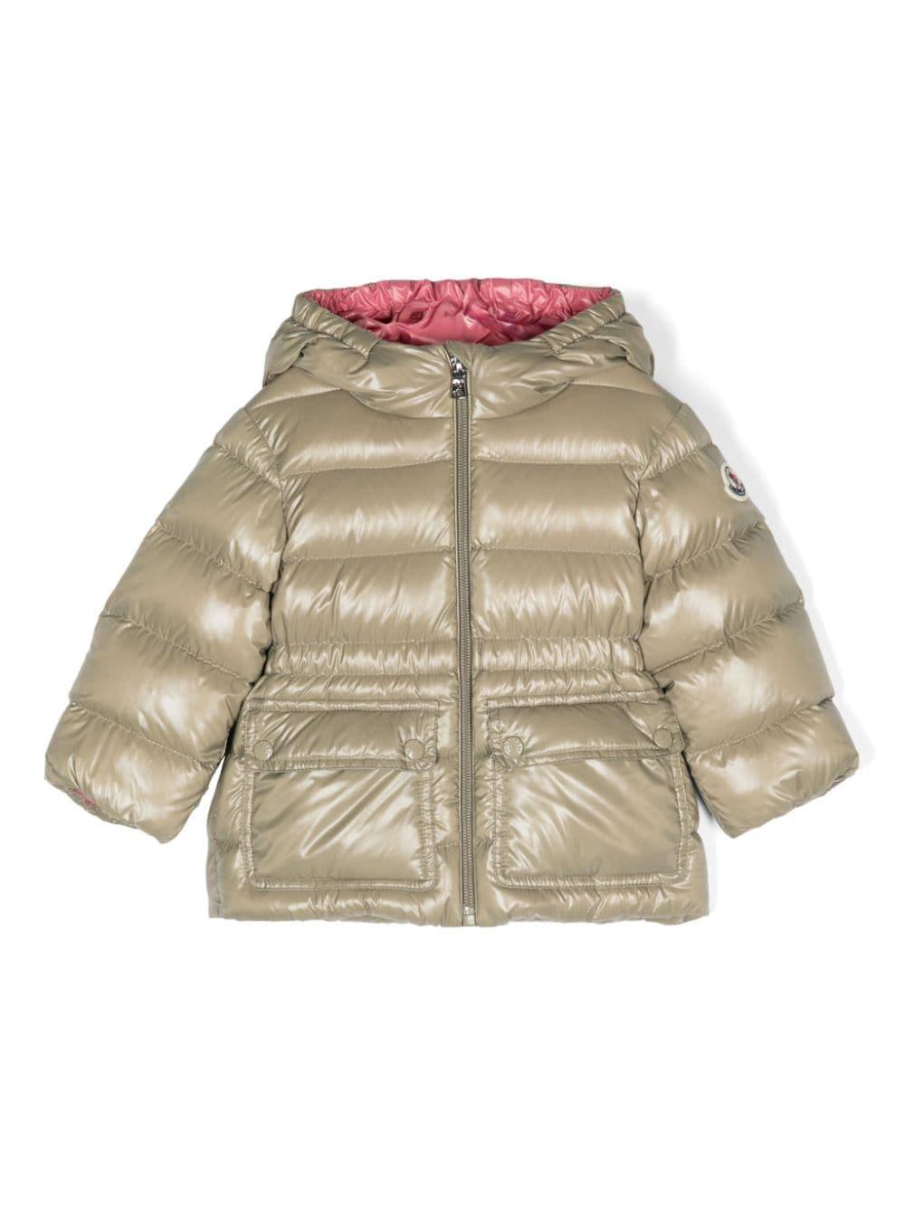 Piumino Merary con cappuccio per neonata Moncler Enfant verde per maniche lunghe – Accessorio premium elegante
