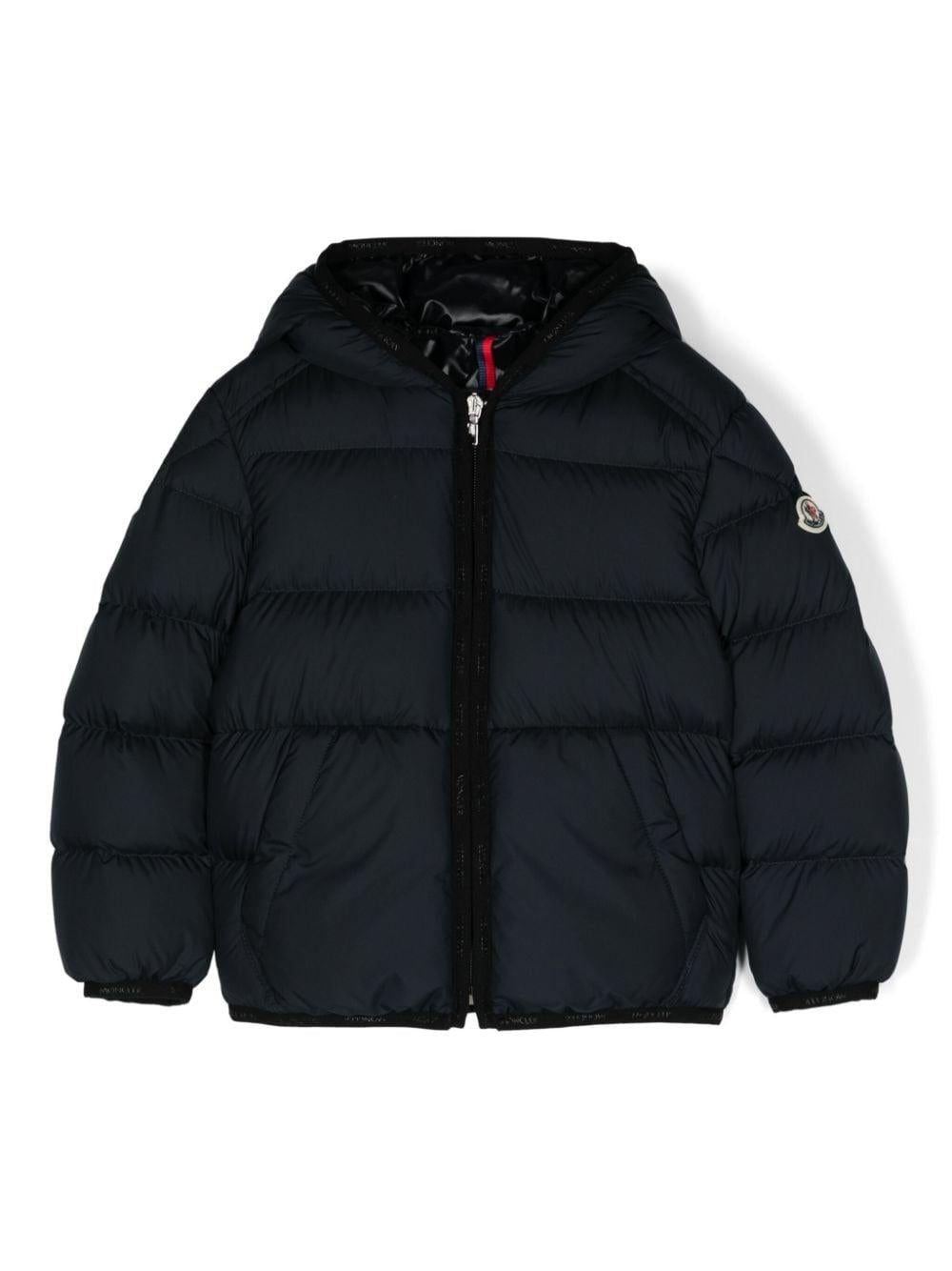Giubbino Mattan per bambino Moncler Enfant blu con toppa con logo sulla manica – Accessorio premium elegante