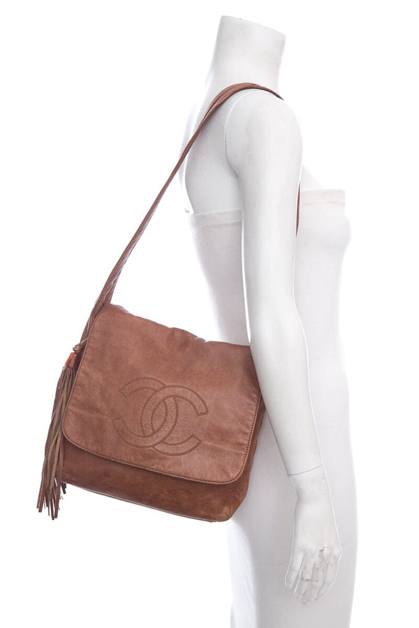 Chanel 1990 Brown Messenger Leather CC Bag with Fringe Detail – Accessorio premium elegante