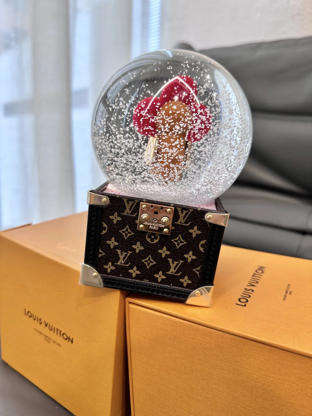 Cristal Ball Christmas LV Monogram – Accessorio premium elegante