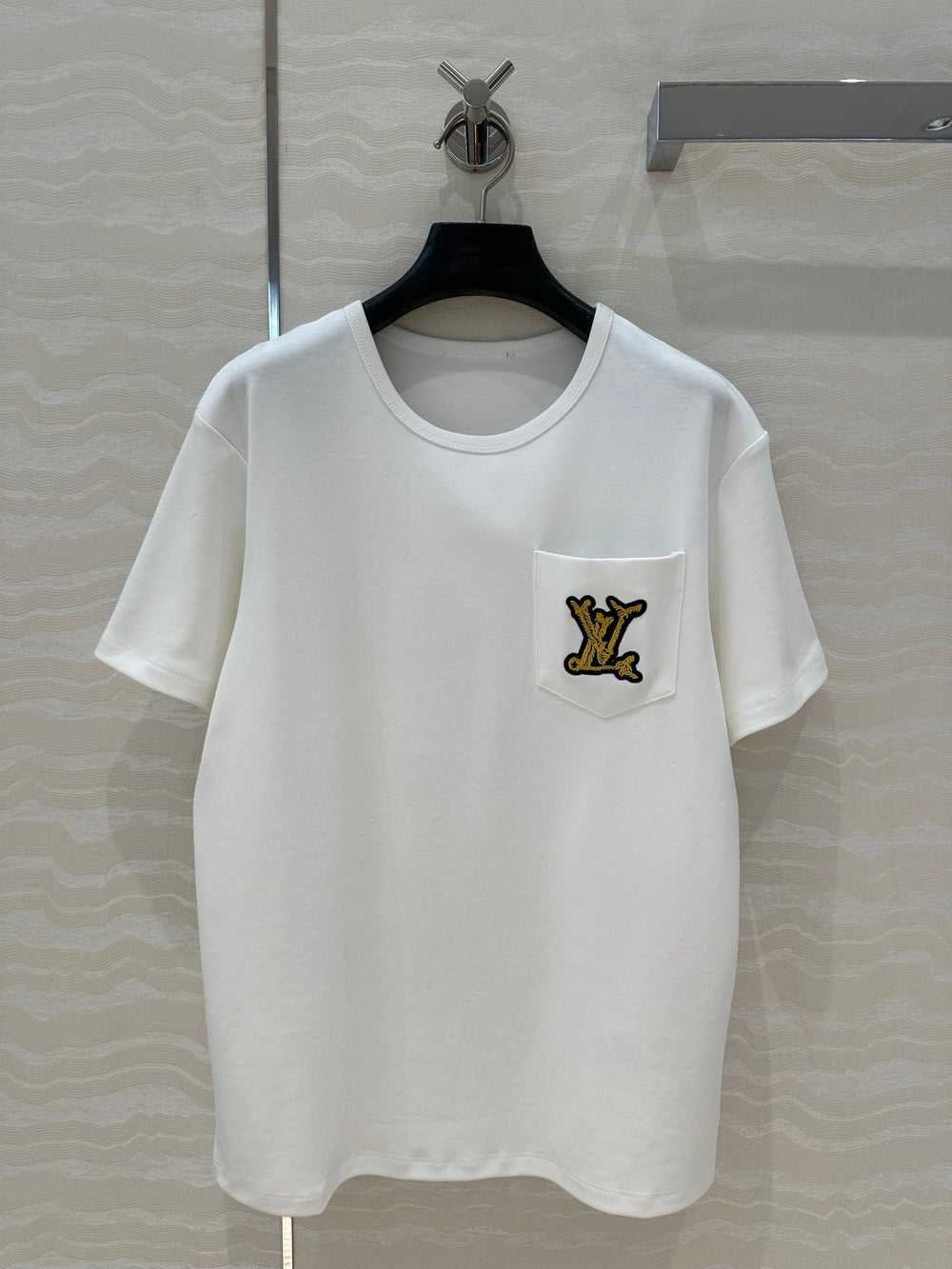 LV 25 Three-Dimensional Embroidered Logo T-shirt White Cotton – Accessorio premium elegante