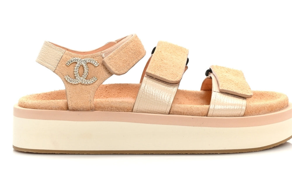 CHANEL Suede Calfskin Velcro "Beige" – Accessorio premium elegante