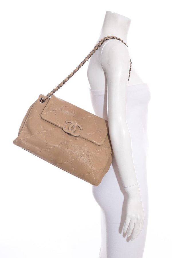Chanel 2011 Beige Hamptons CC Flap Handbag – Accessorio premium elegante