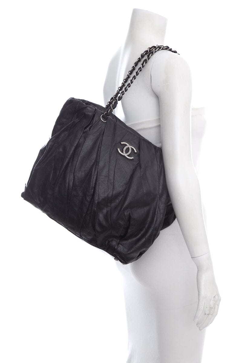 Chanel 2009 Black Twisted Tote Handbag – Accessorio premium elegante
