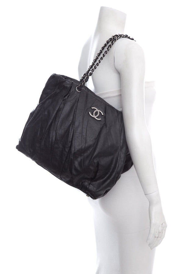 Chanel 2009 Black Twisted Tote Handbag – Accessorio premium elegante