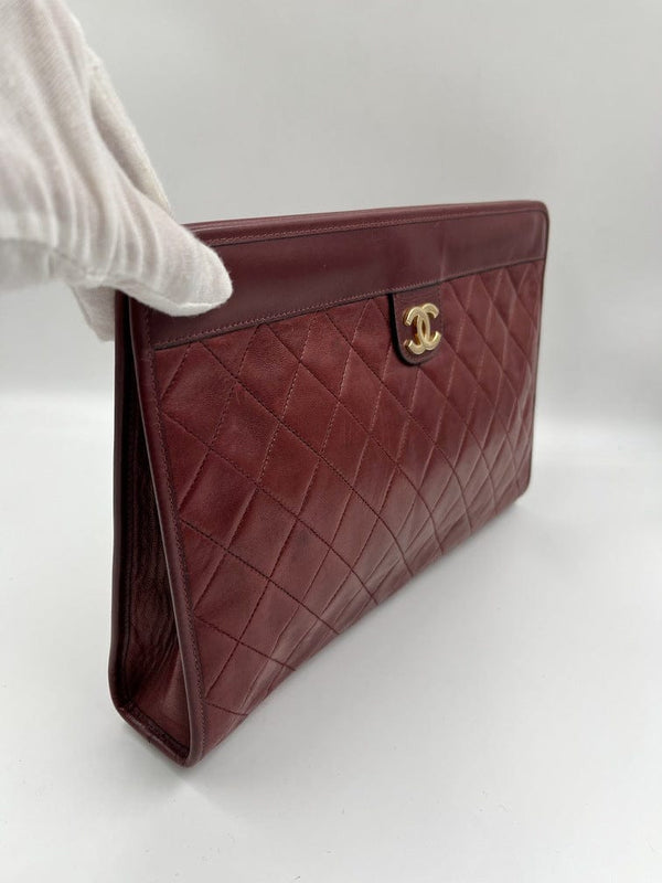 Burgundy Chanel Clutch Bag – Accessorio premium elegante