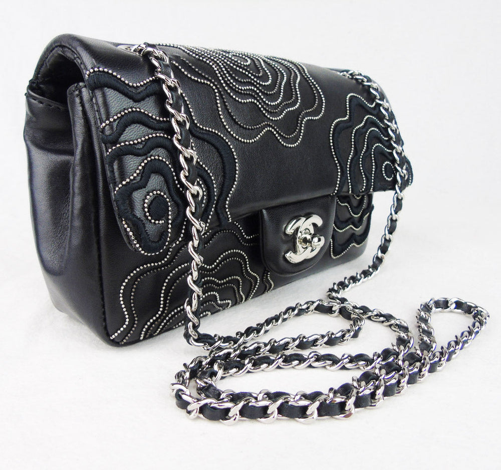 CHANEL 'Follies' black flap bag – Accessorio premium elegante