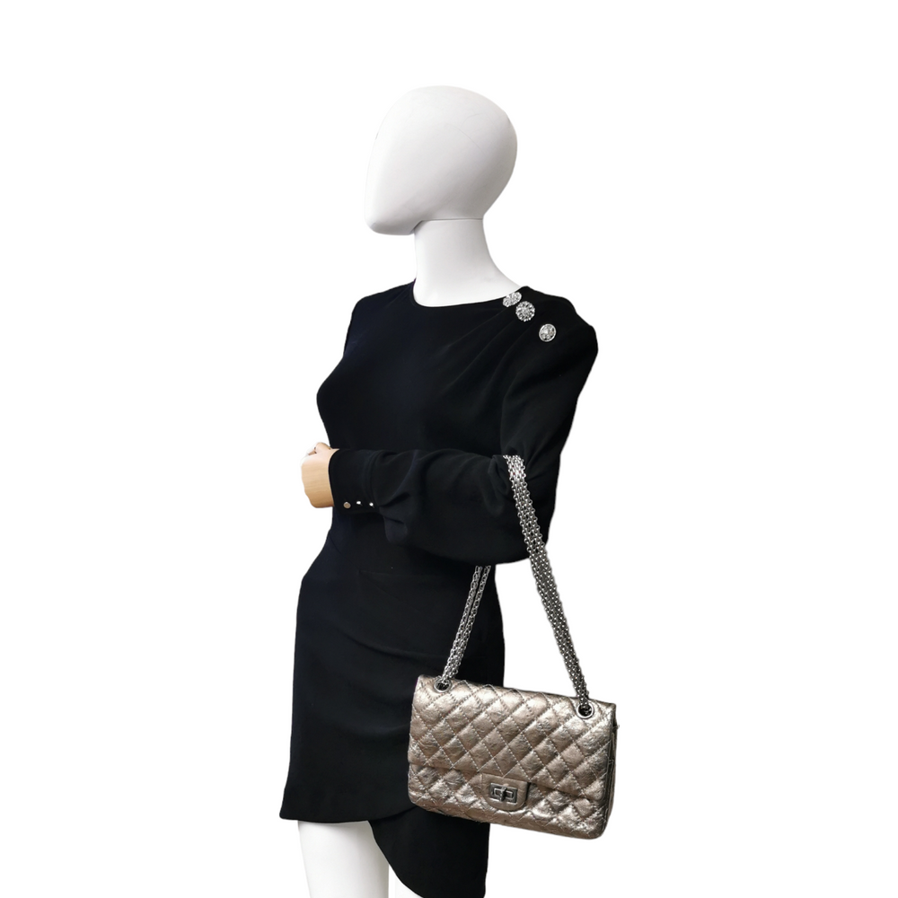 Chanel 2.55 Reissue Medium Gold Aged Calfskin Silver – Accessorio premium elegante