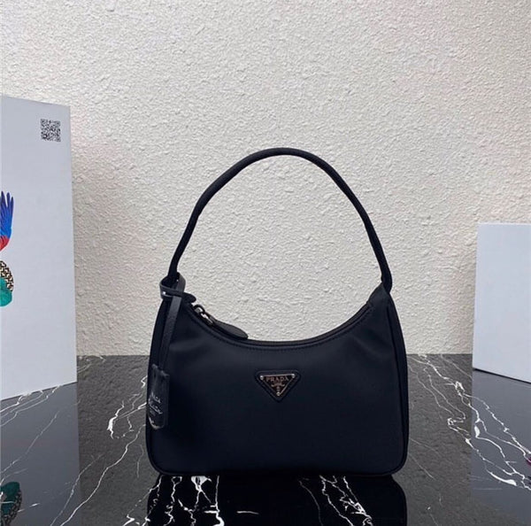 PRADA MINI BORSA IN RE-NYLON – Accessorio premium elegante