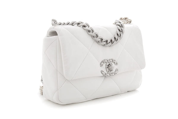 Chanel 19 White Puff Quilted Lambskin Handbag – Accessorio premium elegante
