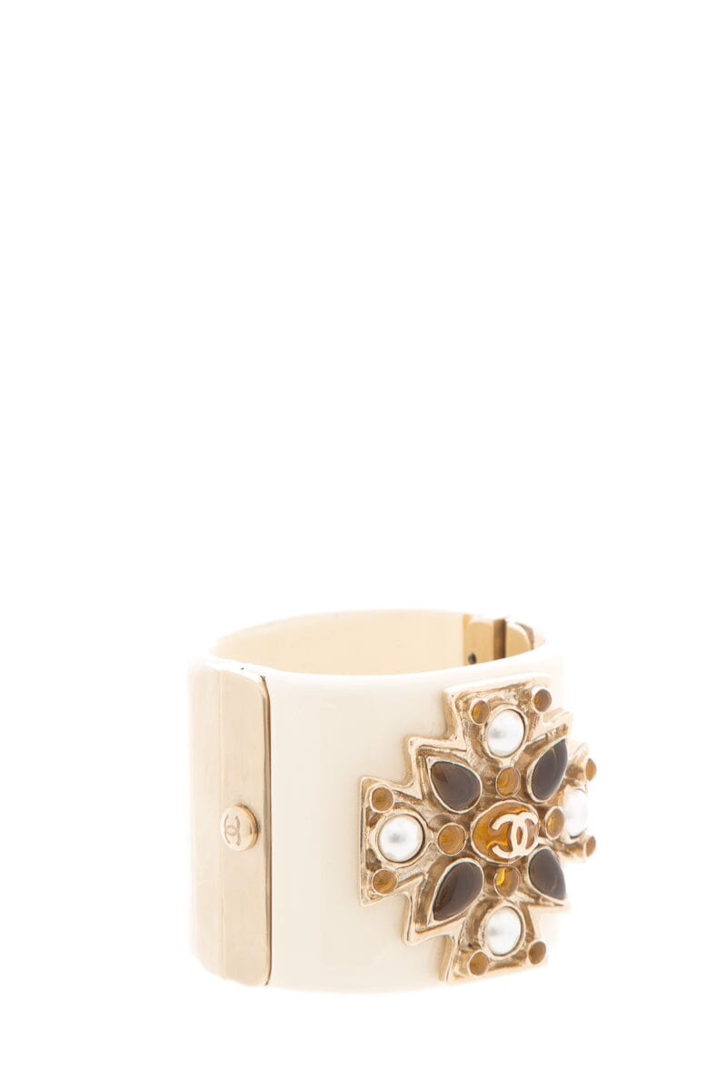 Chanel 2013 Cream Pearl & Yellow Studded Logo Cuff Bracelet – Accessorio premium elegante