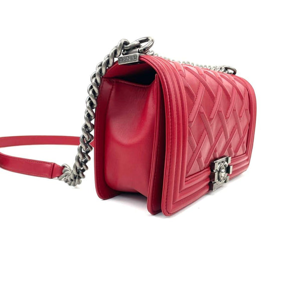 CHANEL 2012-2013 Quilted Embossed Medium Boy Bag - Red - OUTLET ITEM FINAL SALE – Accessorio premium elegante