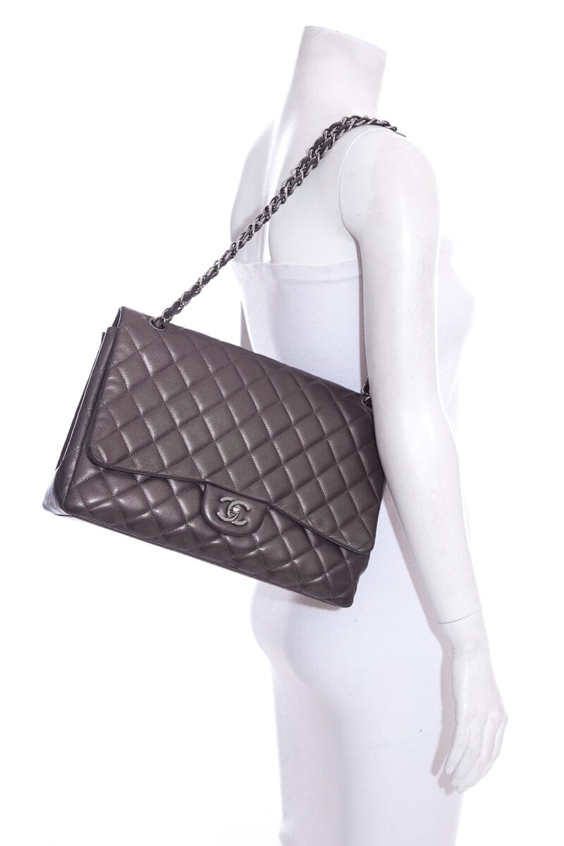 Chanel 2009-2010 Maxi Classic Flap Gunmetal Quilted Lambskin Handbag W Silver HW – Accessorio premium elegante