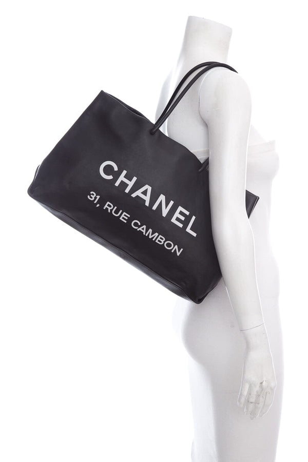 Chanel 2008 Black Essential Shopping Calfskin Tote – Accessorio premium elegante