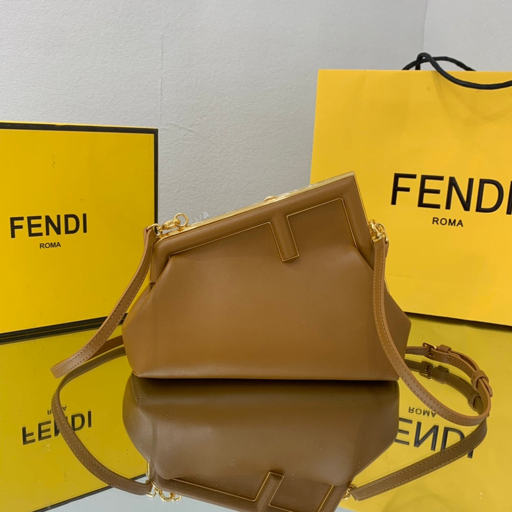 FENDI FIRST MEDIUM – Accessorio premium elegante
