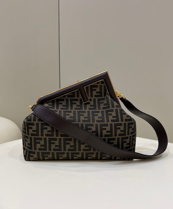 FENDI FIRST MEDIUM – Accessorio premium elegante