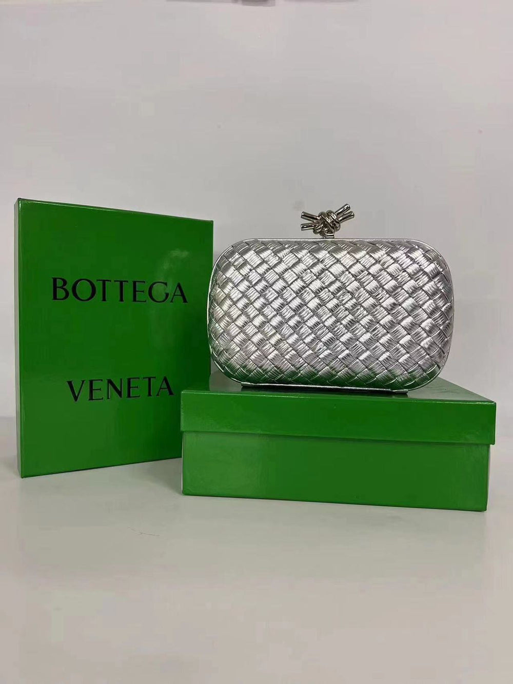 BOTTEGA VENETA (2 Color) – Accessorio premium elegante