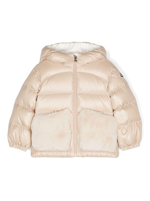 Piumino con cappuccio per neonato Moncler Enfant beige con design imbottito – Accessorio premium elegante