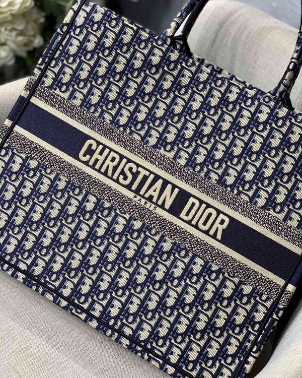 Medium Dior Book Tote – Accessorio premium elegante