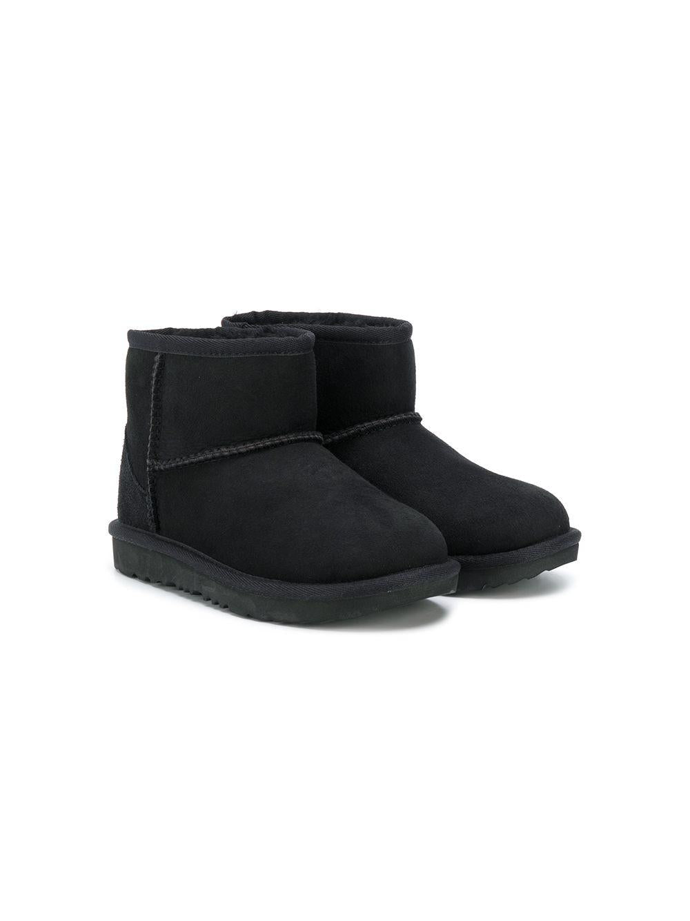 Stivali Classic Mini II per bambina UGG Kids neri con design slip-on – Accessorio premium elegante