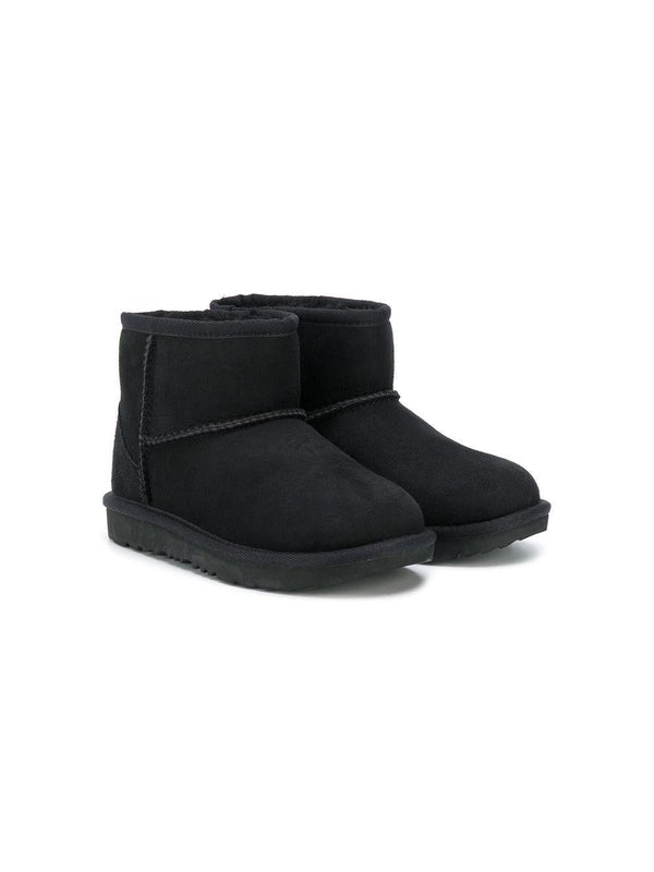Stivali Classic Mini II per bambina UGG Kids neri con design slip-on – Accessorio premium elegante