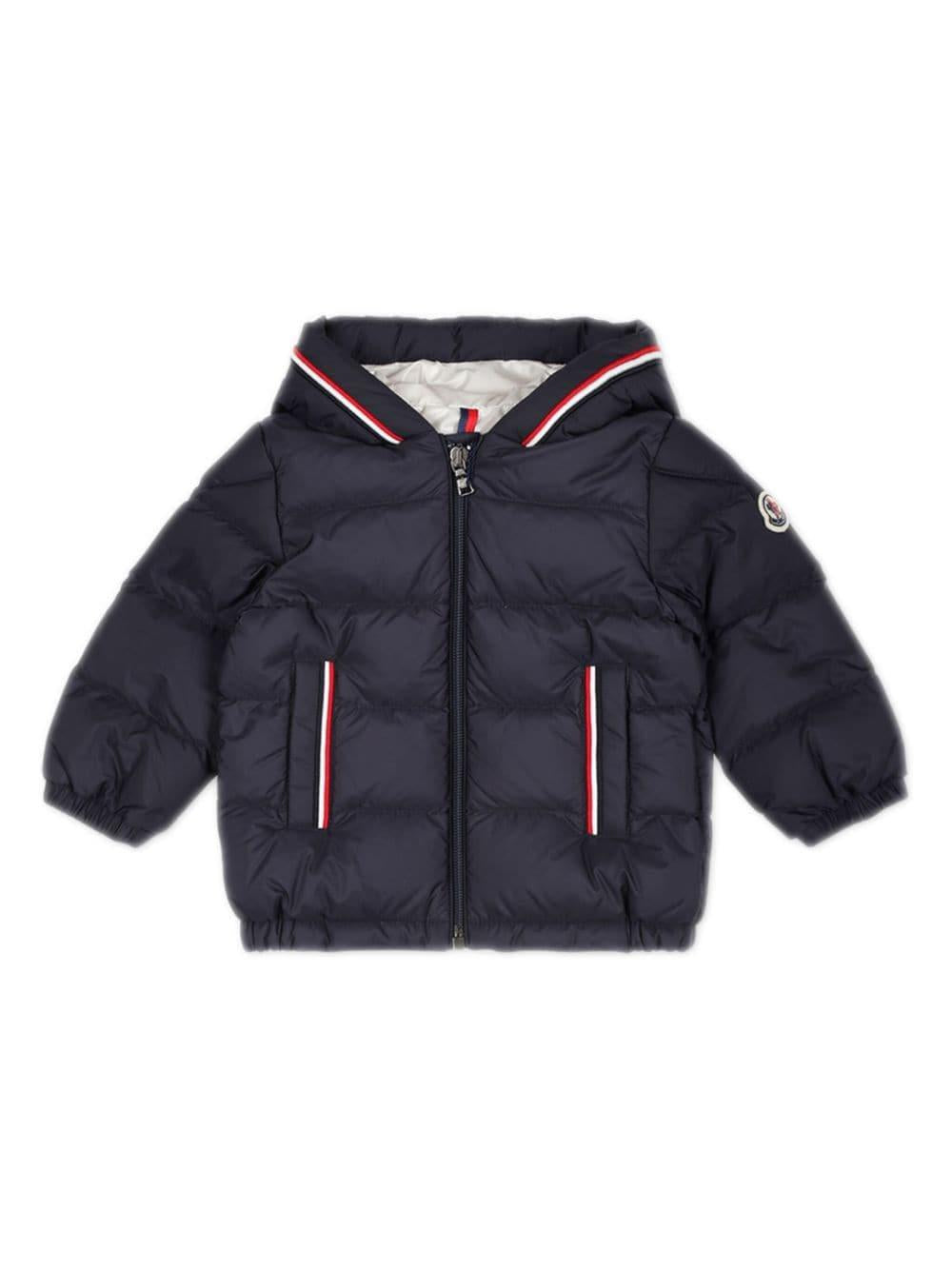 Piumino con cappuccio per neonato Moncler Enfant blu con design imbottito – Accessorio premium elegante