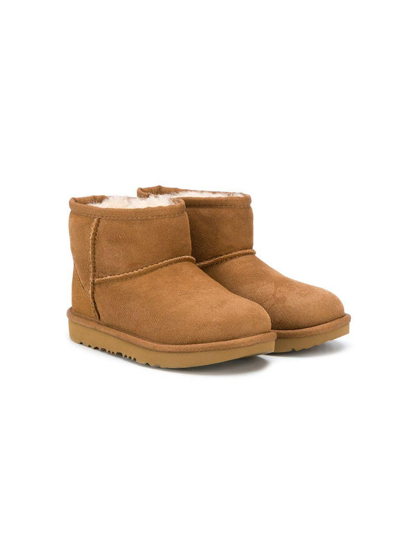 Stivali Classic II mini per bambina UGG Kids marroni con punta tonda – Accessorio premium elegante