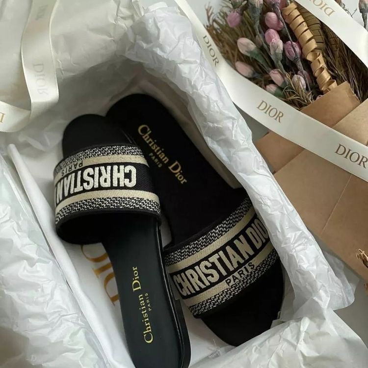 Claquettes Dior – Accessorio premium elegante