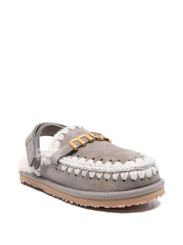 Ciabatte per bambina Mou Kids grigie con placca con logo color oro – Accessorio premium elegante