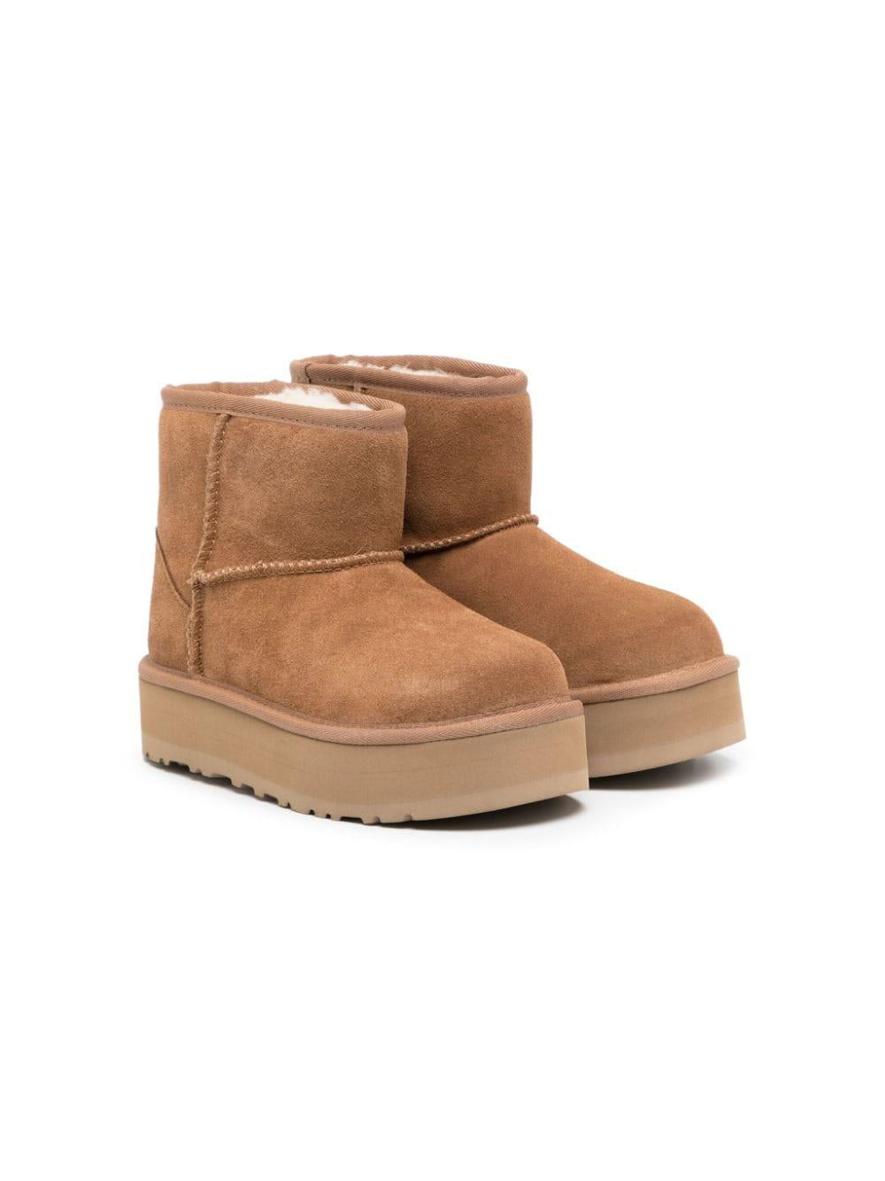 Stivali per bambina UGG Kids Classic Mini II beige con suola alta – Accessorio premium elegante