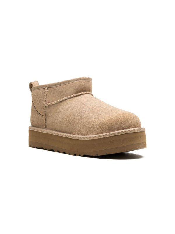 Stivali Classic Ultra Mini per bambino UGG Kids beige con suola rialzata – Accessorio premium elegante