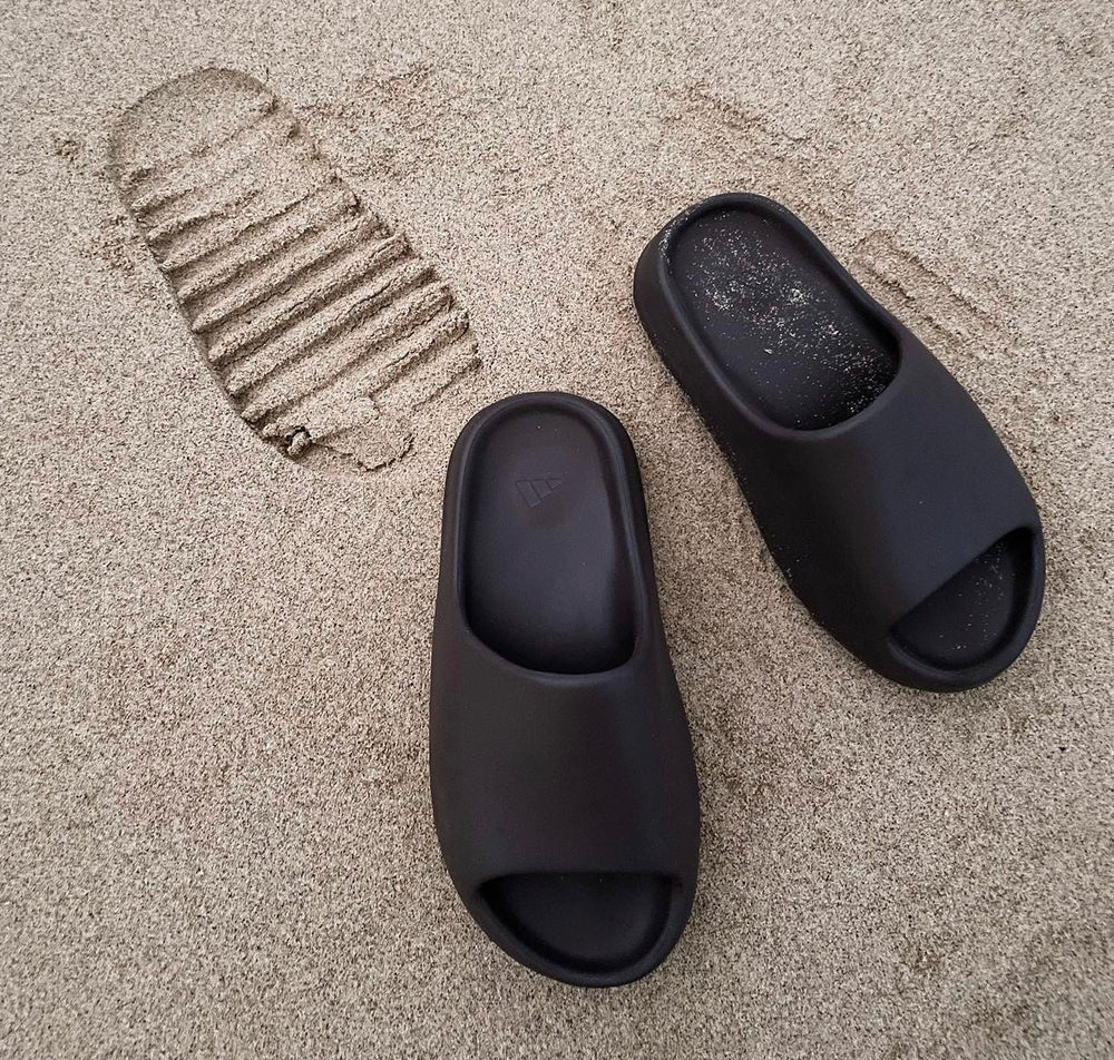Yeezy Slide Black – Accessorio premium elegante