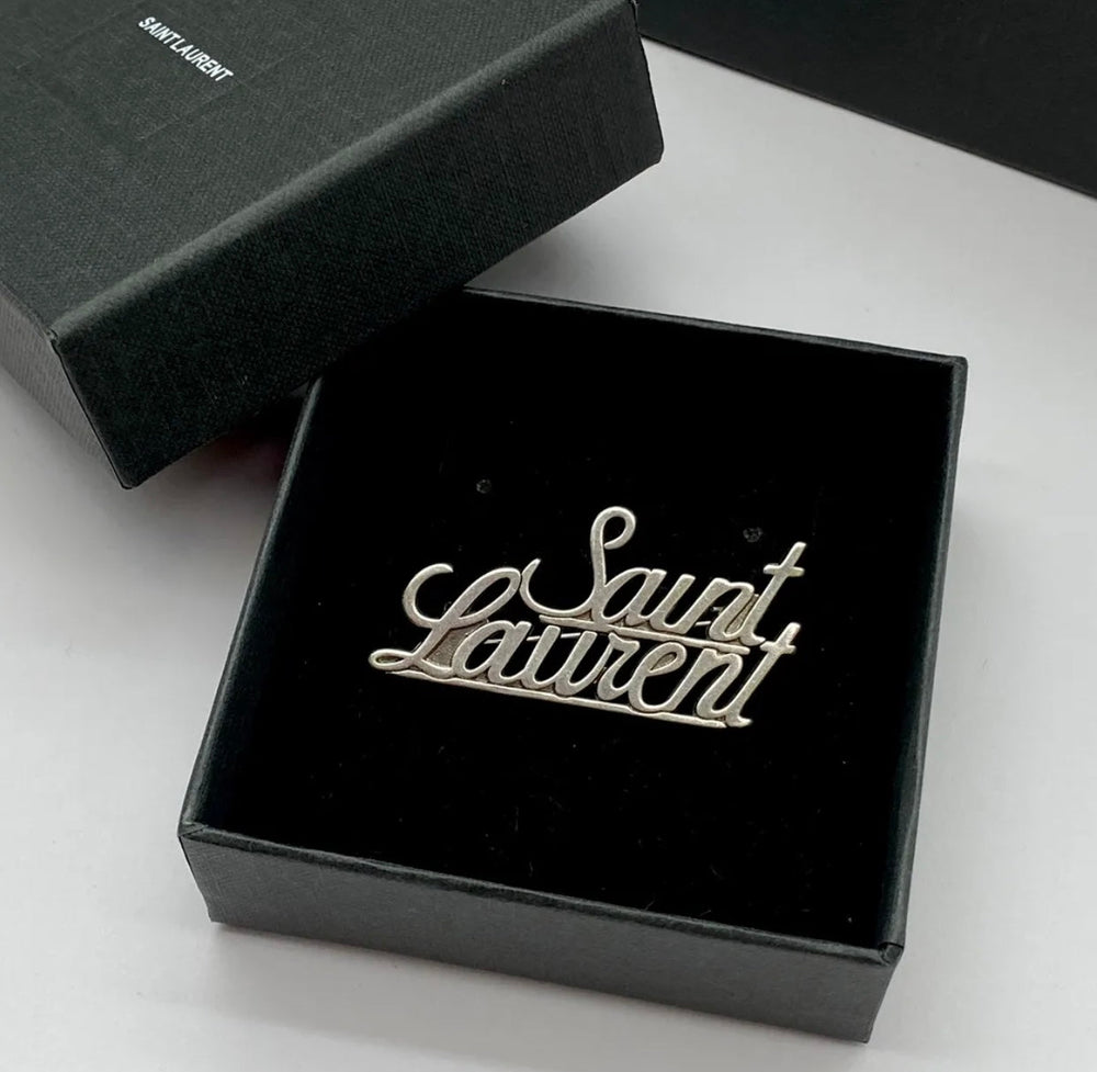 Broche Yves Saint Laurent – Accessorio premium elegante