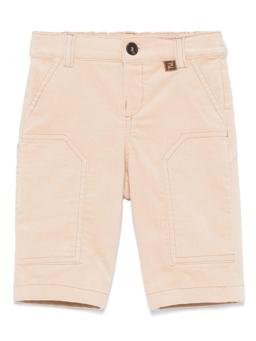 Pantaloni per neonato Fendi Kids beige con tasca posteriore logata – Accessorio premium elegante