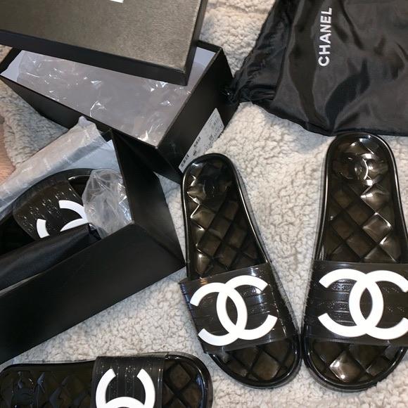 Claquettes Chanel – Accessorio premium elegante