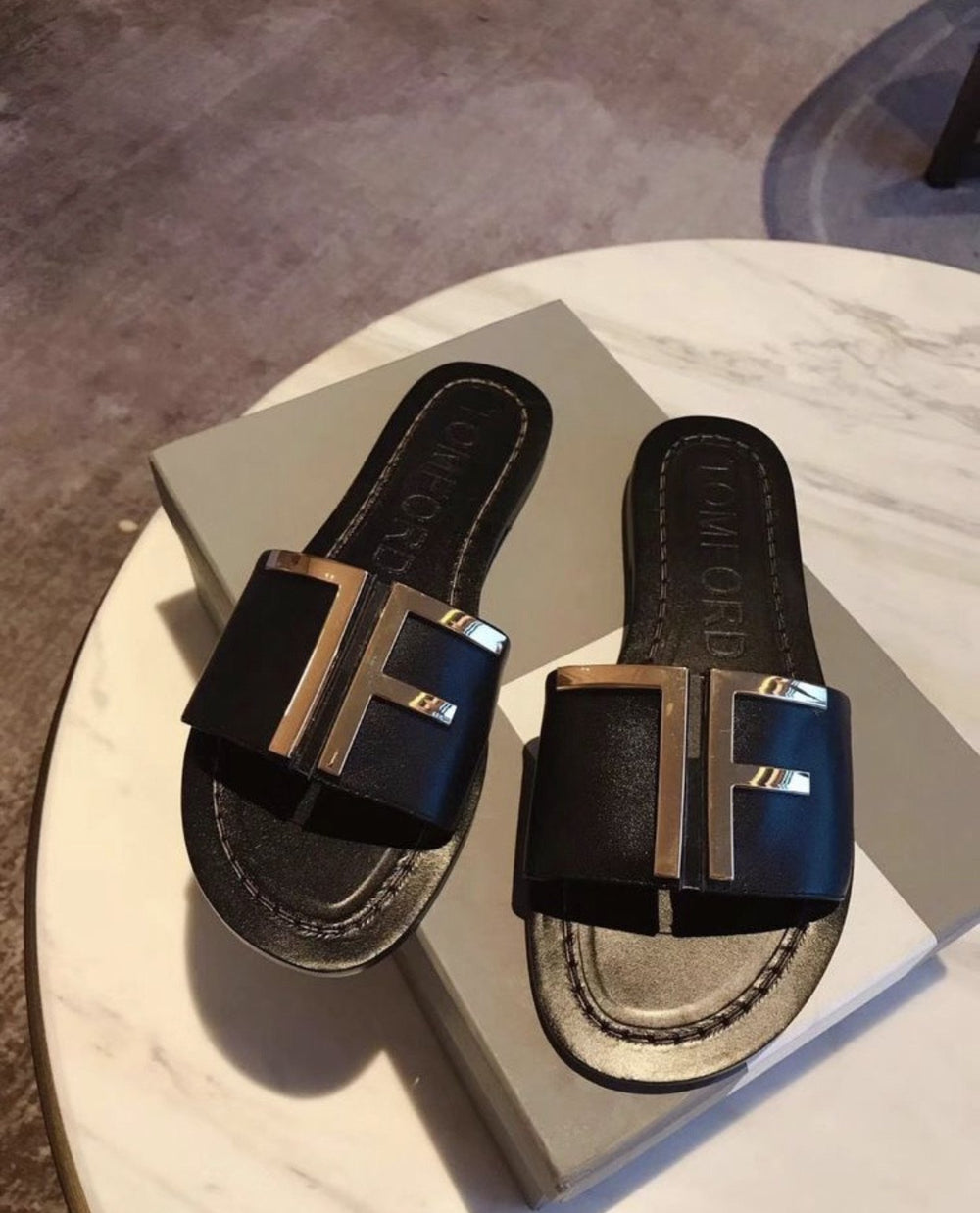 Claquettes Tom Ford – Accessorio premium elegante