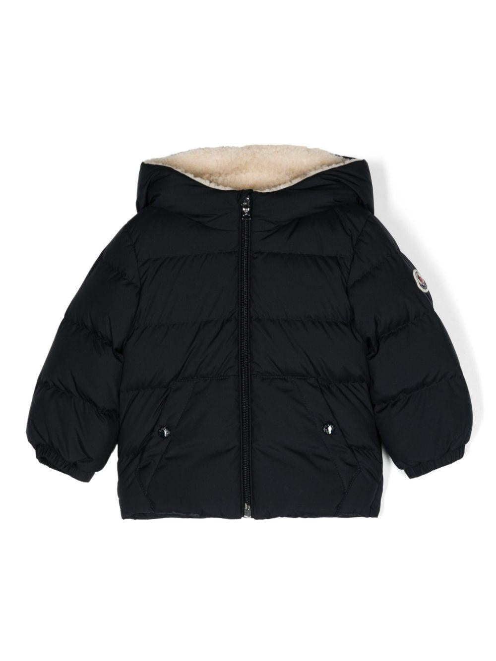 Giubbino Amir per neonato Moncler Enfant blu con collo a imbuto – Accessorio premium elegante