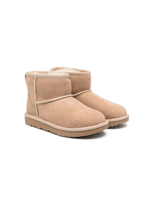 Stivaletti Classic II Mini per bambina UGG Kids beige con applicazione posteriore con logo – Accessorio premium elegante