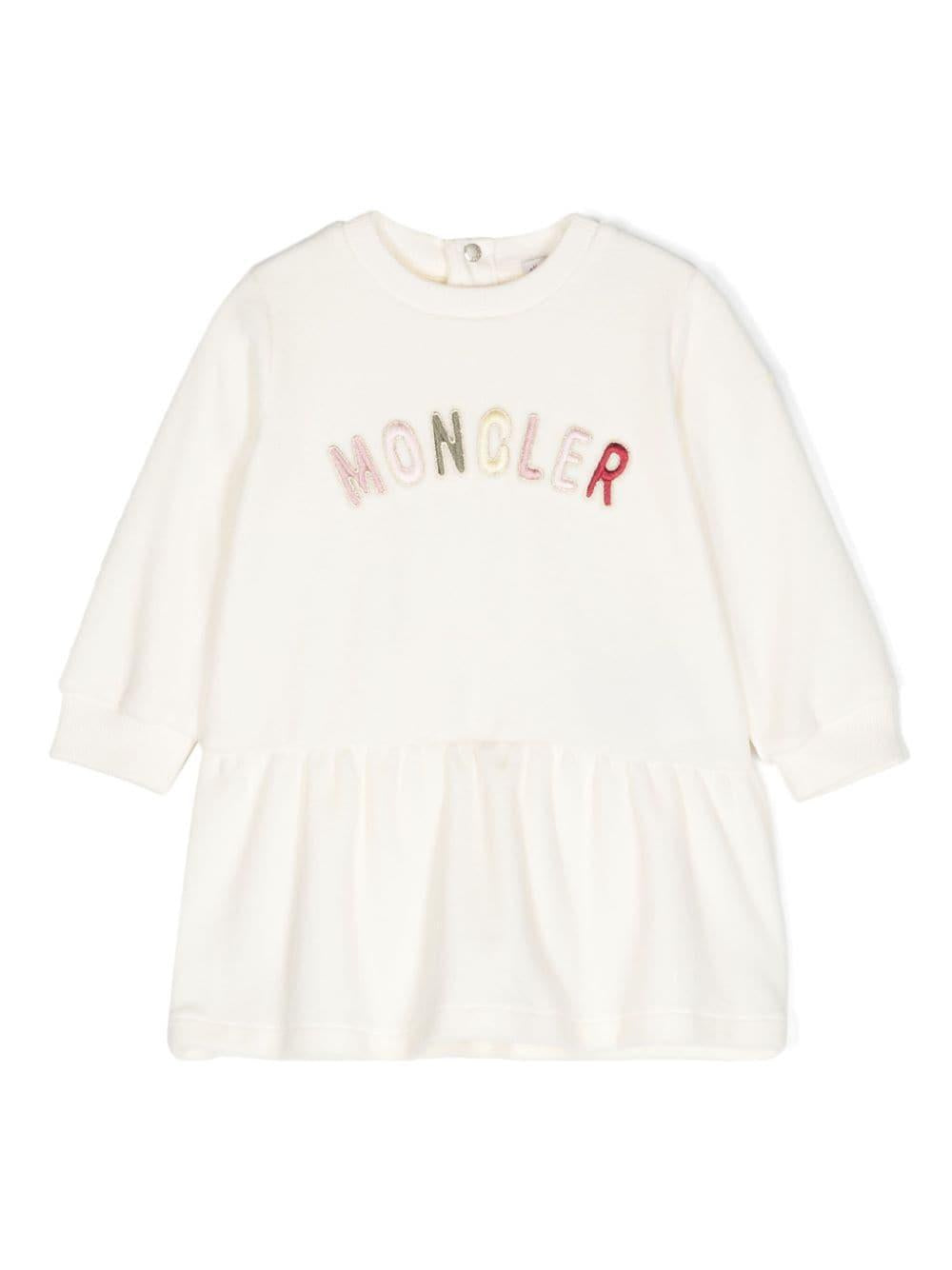 Abito ricamato per neonata Moncler Enfant bianco con scollo rotondo – Accessorio premium elegante
