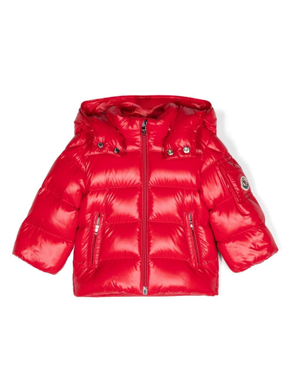 Giubbino Moncler Maya per neonata Moncler Enfant rosso con collo a imbuto – Accessorio premium elegante