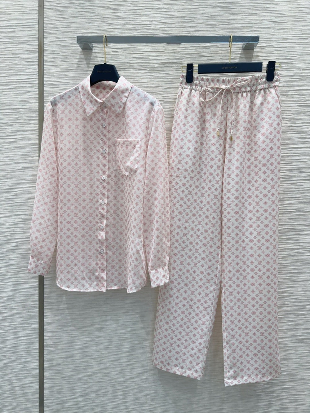LV 25S Slightly Transparent Set Pink White Poliester – Accessorio premium elegante