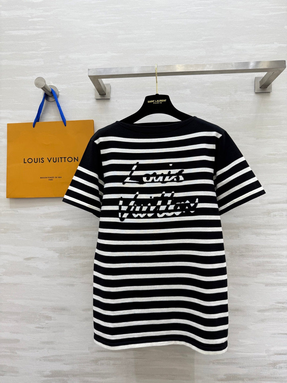 LV 25 Striped Letter Jacquard One-Shoulder Knitted Black White Cotton Polyester – Accessorio premium elegante